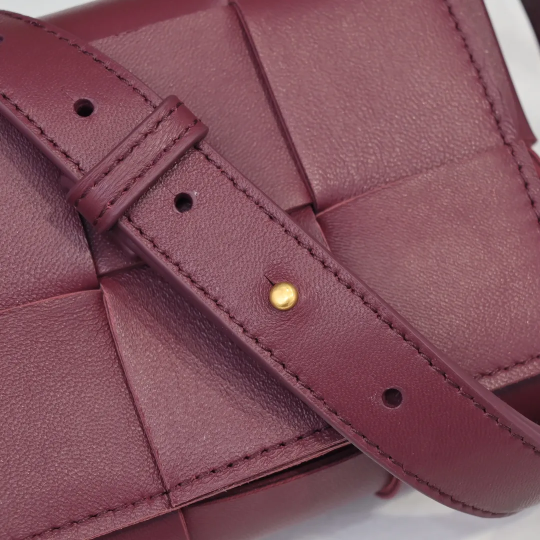 #𝐓𝐇𝐄 𝐁𝐄𝐋𝐓 𝐂𝐀𝐒𝐒𝐄𝐓𝐓𝐄 Checkered waist bag🔻 The hot cassette has a new style. The lambskin material is very light and has the same high-grade touch as always. It can be used as a handbag, waist bag, crossbody, or shoulder bag. Small and exquisite but very easy to use, it is stress-free to install iPhone plus, 💄lipstick 🕶️sunglasses! It continues the square shape of the cassette bag and does not deform after loading. It has a very concave shape! 【6815#】 Size: 17.5*9.5*5cm